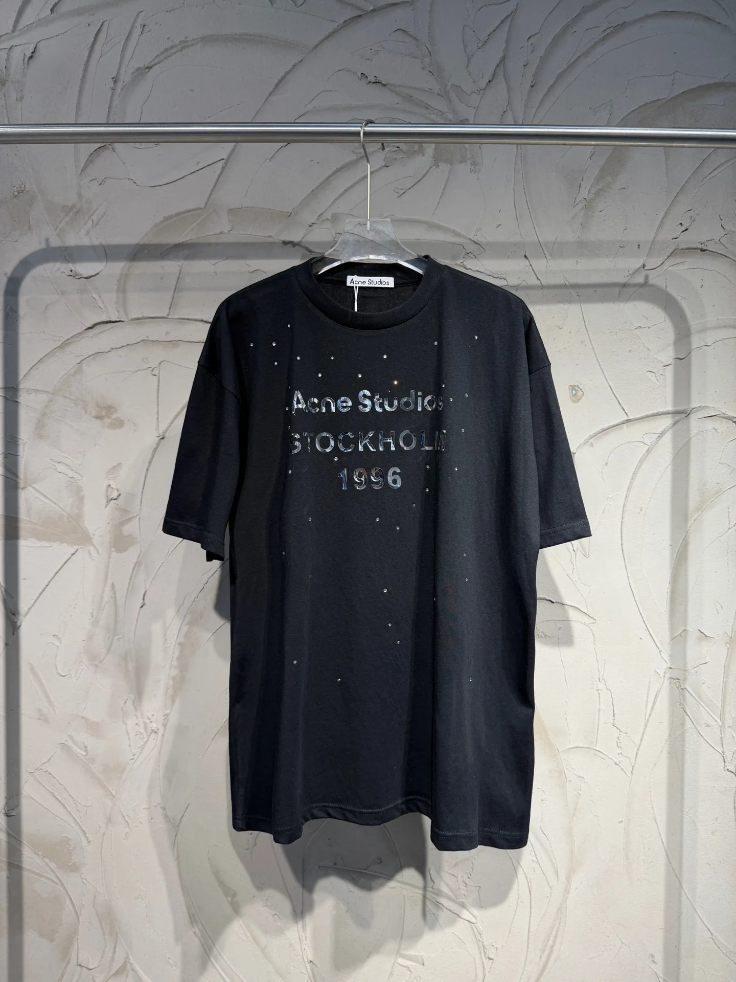 Acne Studios New Arrival North America Limited Laser Silver Series Hot Diamond T-Shirt Acne Studios Highest Version Short Sleeve Series Short Sleeve T-shirt I can't help but love the T os version. It is not picky. The snowflake cotton fabric feels soft and smooth and is not easy to wash. The fabric has been treated so it is stronger than the Quality counter. It can be used as sun protection clothing in summer. The same fabric as the original one is relatively thin. The feel and count are in place. The yellowing effect is cool and the printing effect is also in place. Details are online See comparison 1 color four sizes #short-sleeved t-shirt # #acne Color: White Black Size: S M LXL